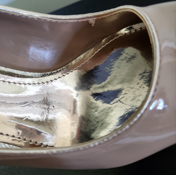 Jennifer Lopez Taupe Shiny Sleek Pump With Gold In Sole Euc - Picture 5 of 7